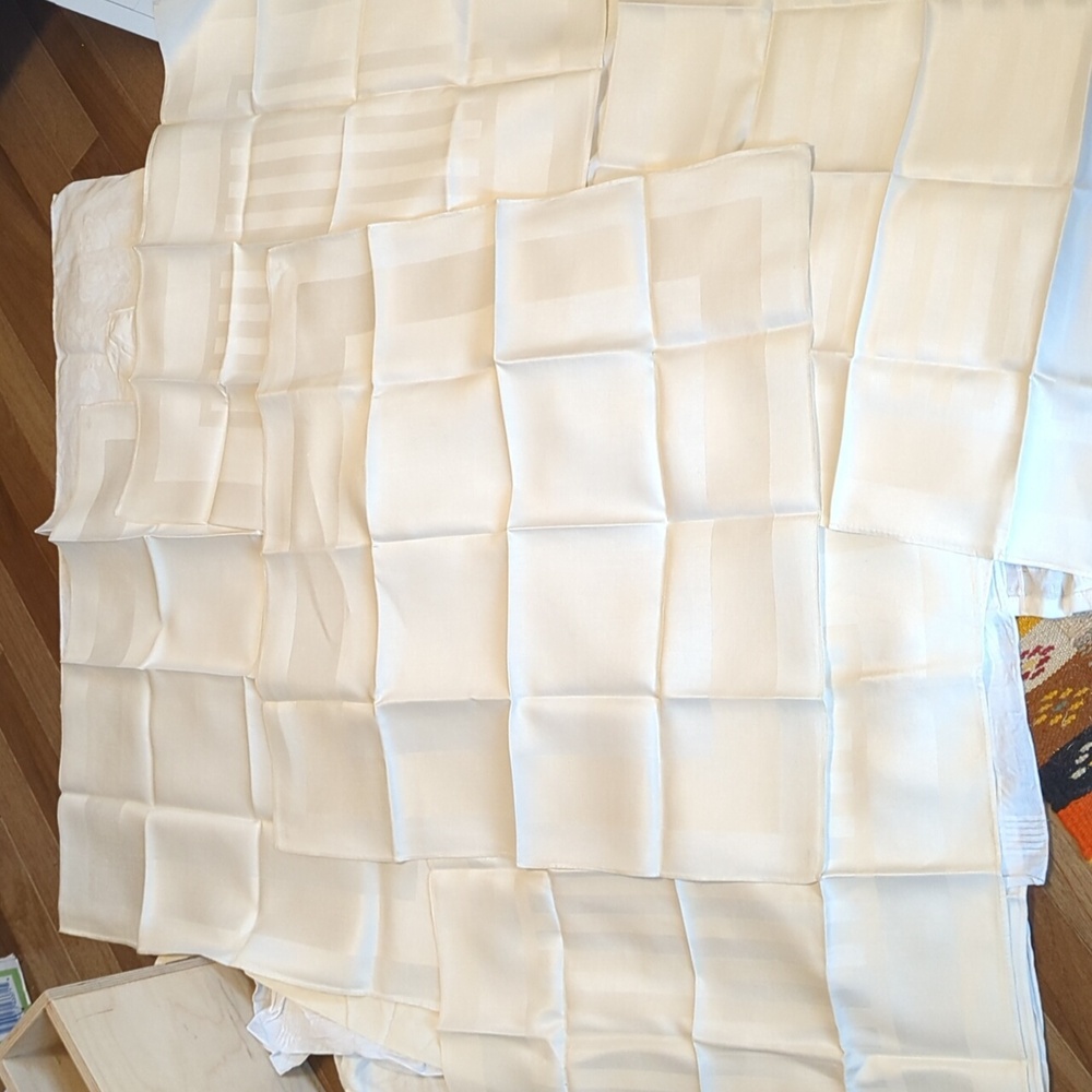 Lot Of 27 White Table Linens And Other White Fabrics - Picture 12 of 12